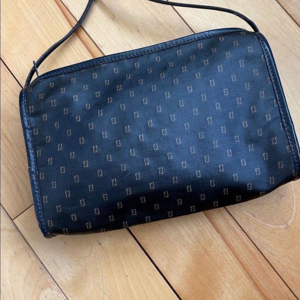 VINTAGE FENDI 80’s crossbody! - Picture 8 of 15